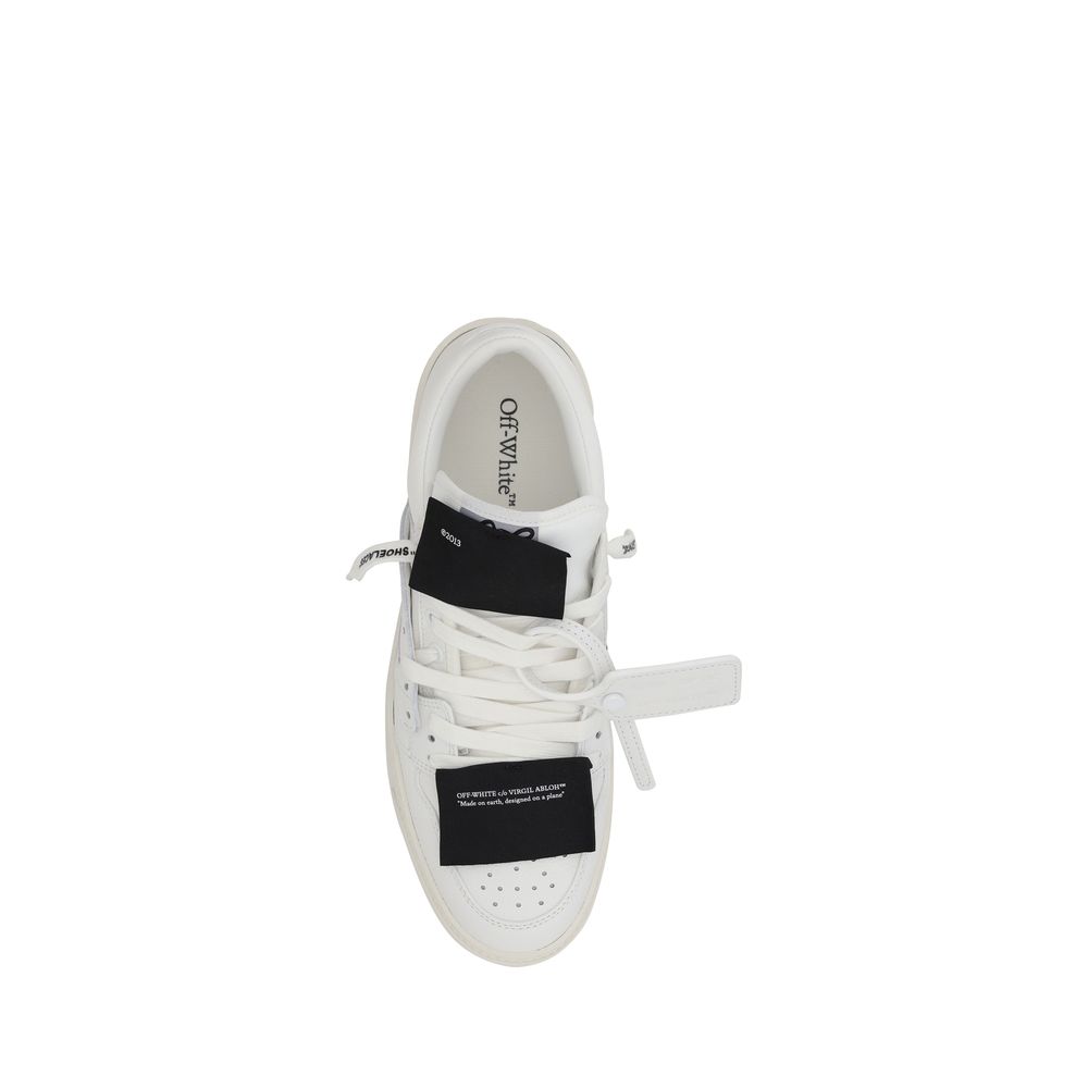 Contrasting logo on the heel for an urban and contemporary feel