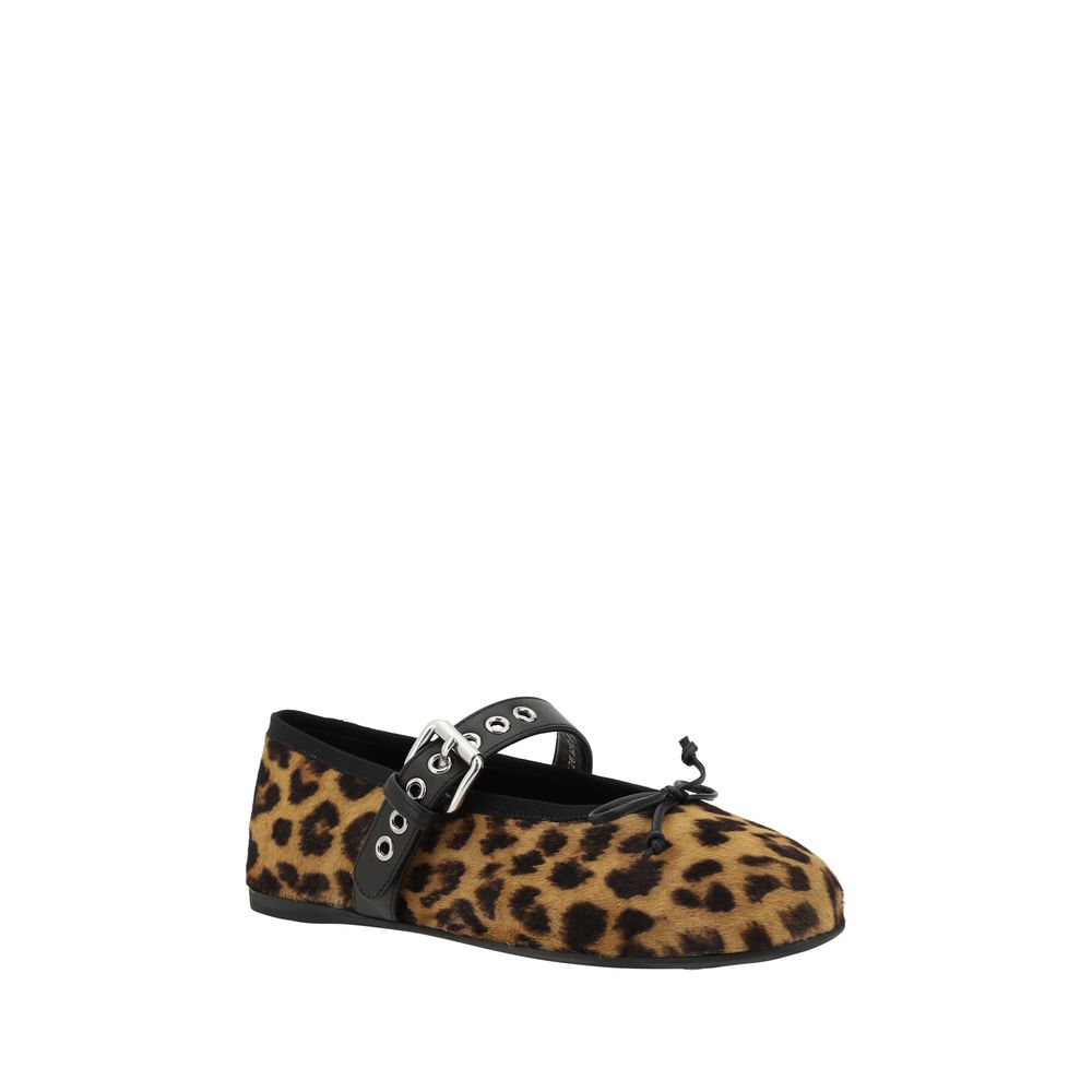 Ballerinas featuring a strap on the back with metallic details and adjustable buckle