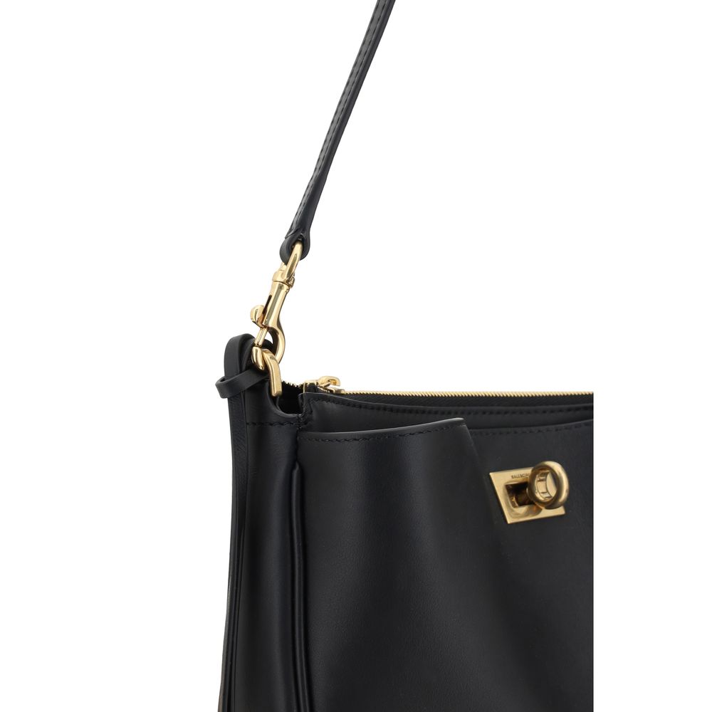 Versatile and practical shoulder bag with distinctive design details