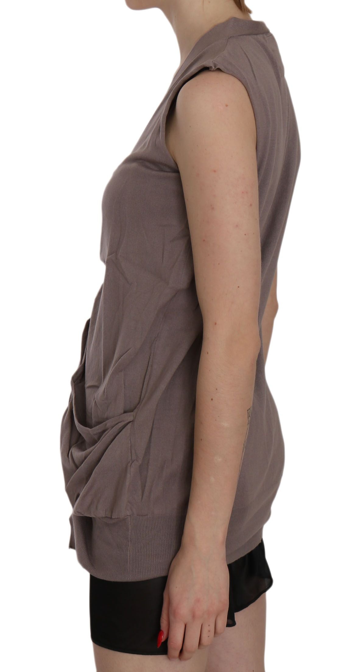 Immaculately crafted 100% cotton cardigan from Italy with subtle logo details