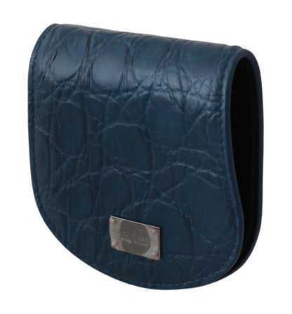 Luxurious and practical wallet with smart snap button closure and discreet logo details
