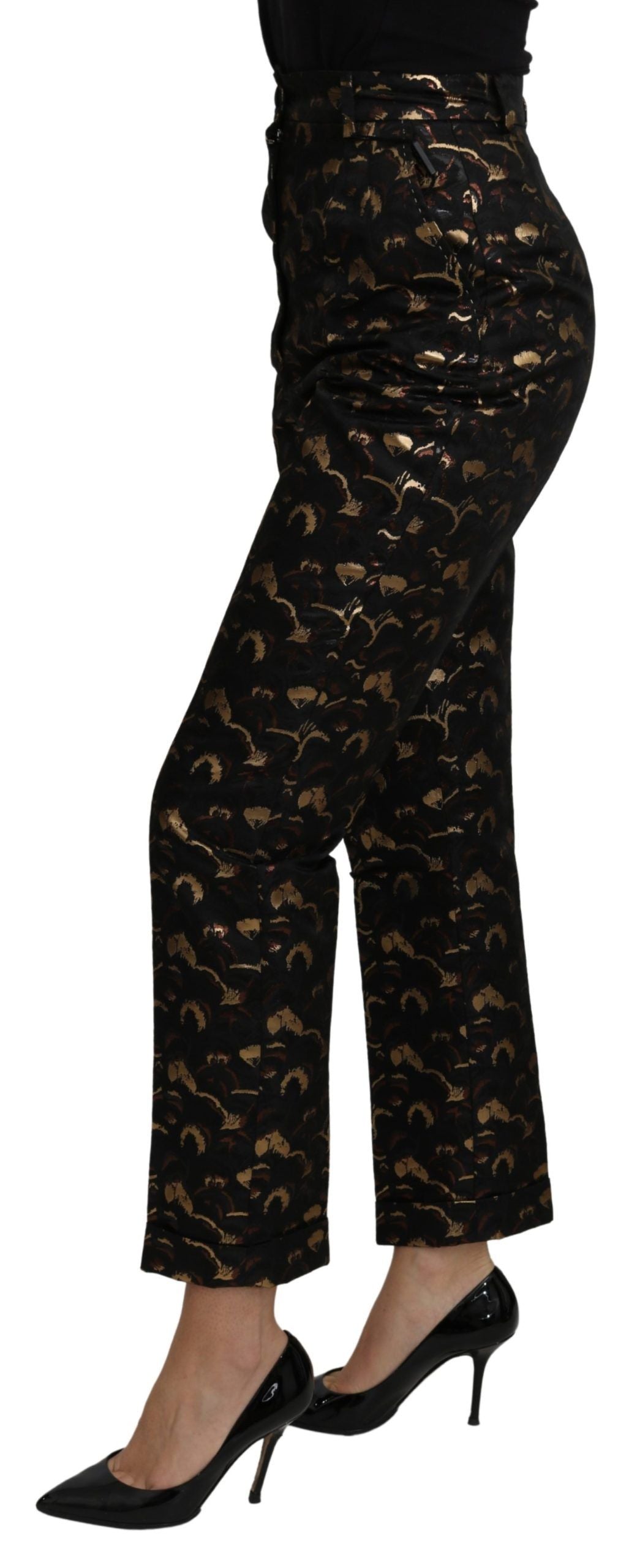 Comfortable regular fit with a secure zipper closure