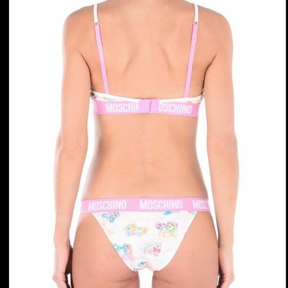 Rear hook and eye closure and logo details on the sleepwear set