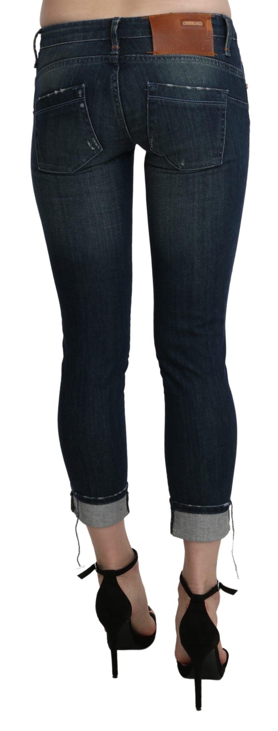 Italian craftsmanship logo details on blue washed skinny cropped denim