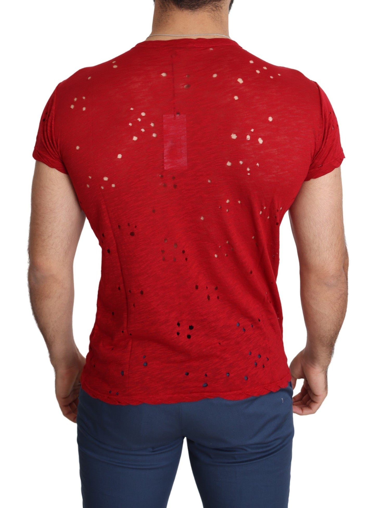 Comfortable and trendy regular fit with classic round neckline