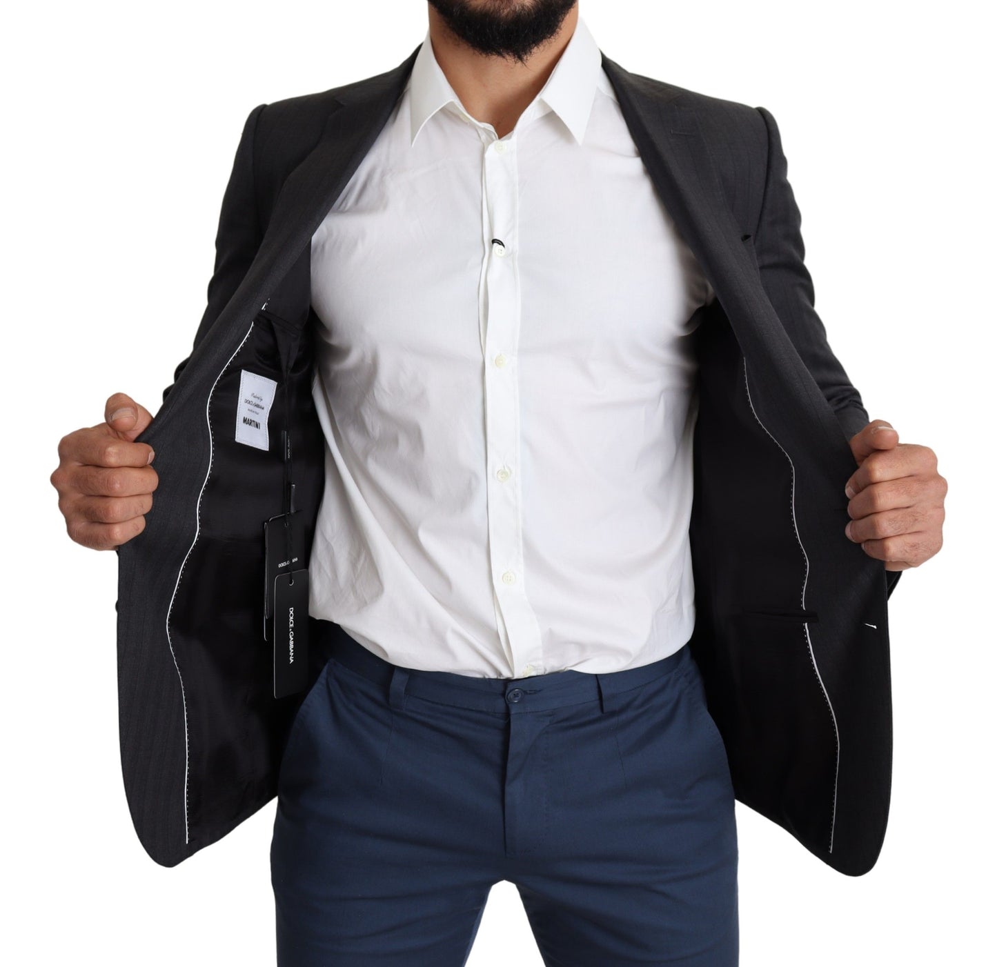 Three external pockets, two internal pockets, logo details, impeccable design