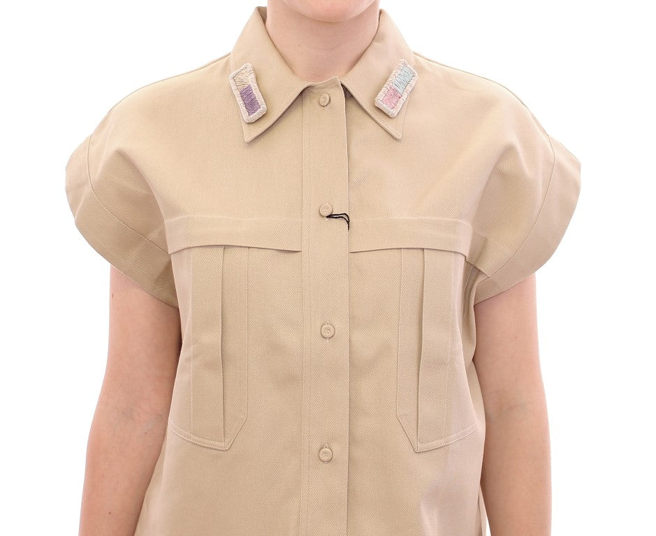 Elegantly designed Andrea Incontri sleeveless blouse with sophisticated brooches