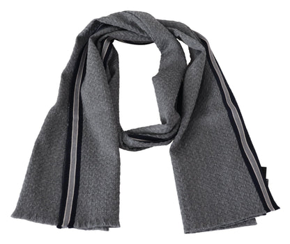 100% wool scarf with discreet brand logo embroidery and tasteful fringes