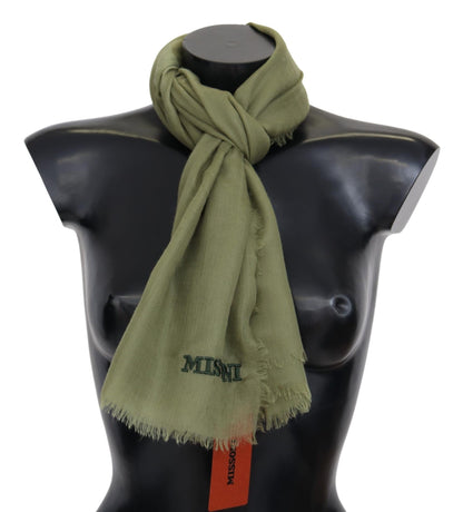 Luxurious green cashmere scarf with fringes and iconic logo detail