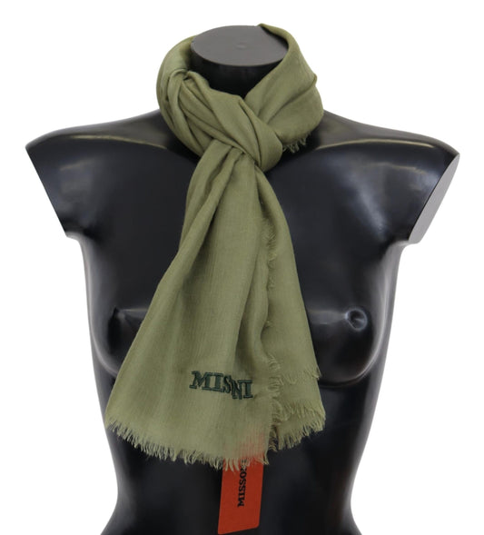 Luxurious green cashmere scarf with fringes and iconic logo detail