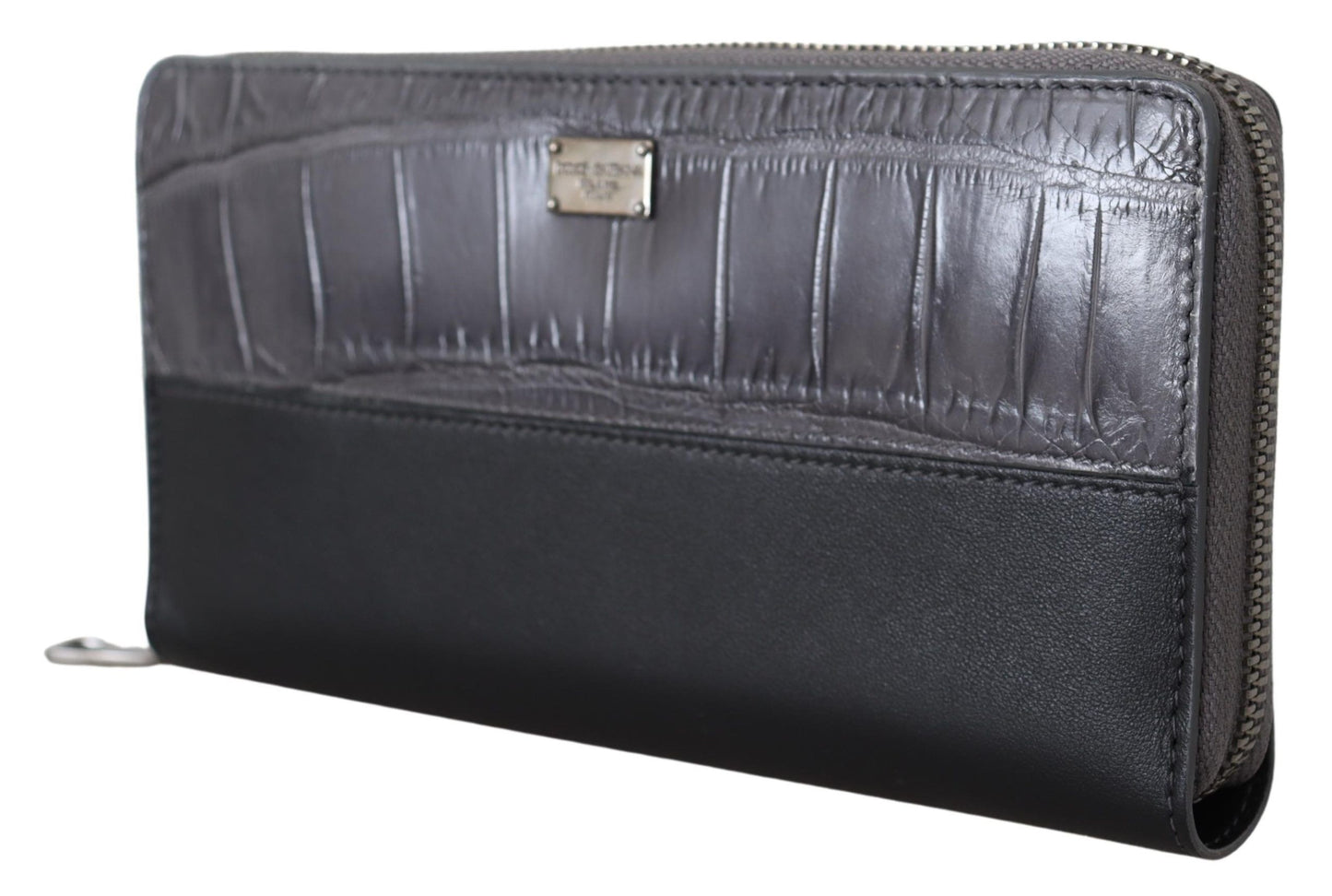  Premium leather wallet with secure all-around zip fastening 