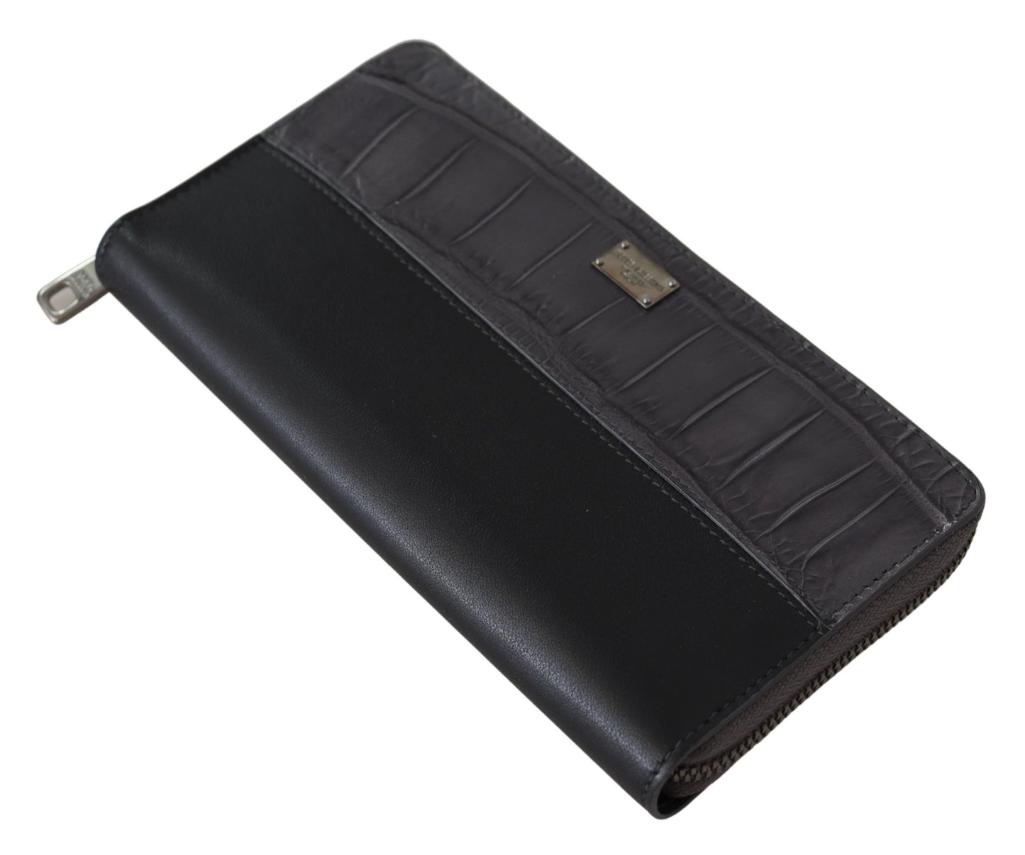  Indulge in luxury with this elegant and fashionable leather wallet