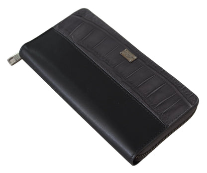  Indulge in luxury with this elegant and fashionable leather wallet