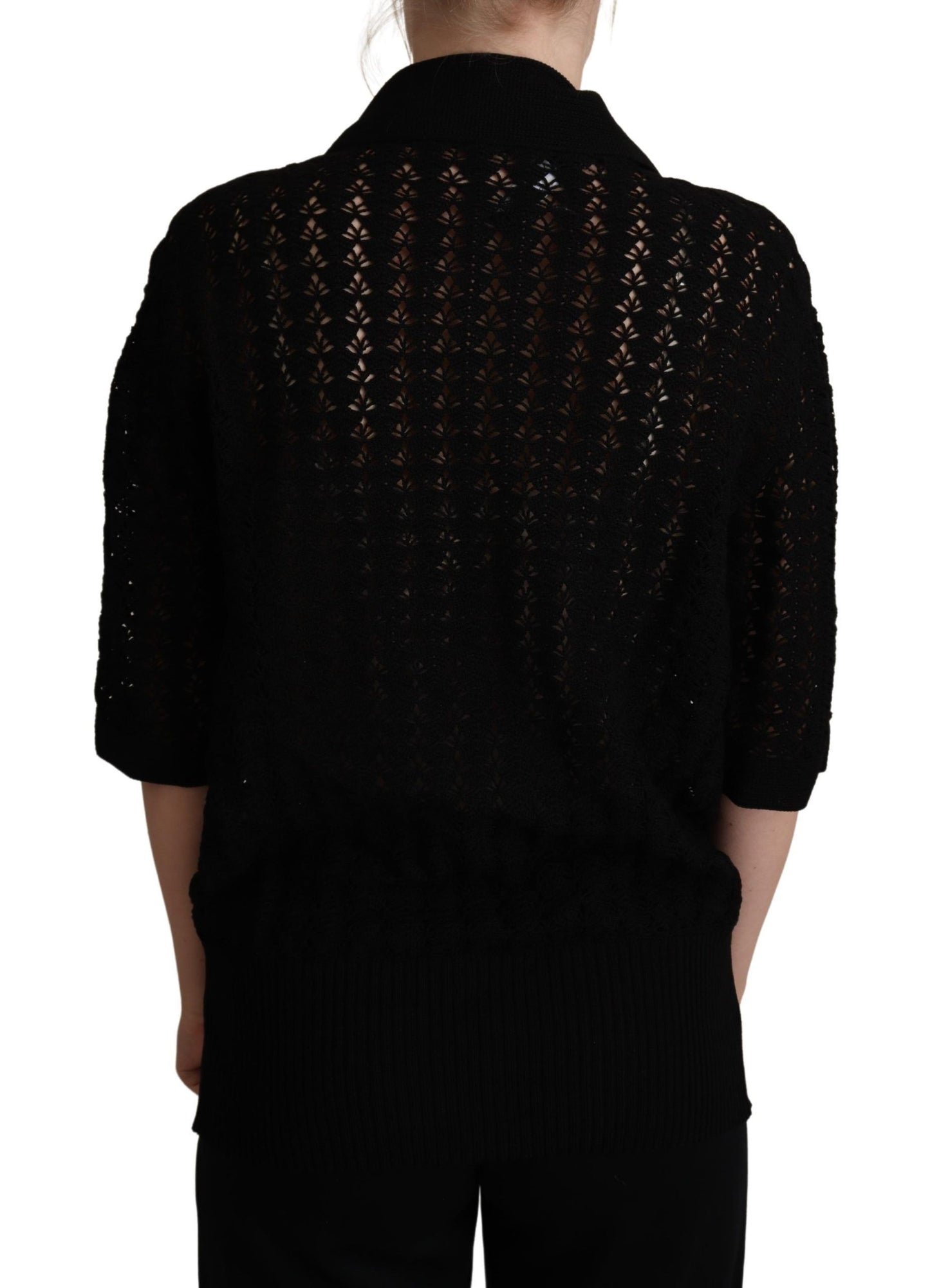  Crafted with a blend of high-quality cotton and cashmere 
