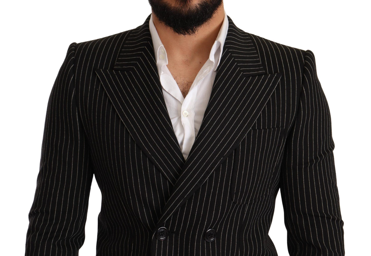 Slim fit cut for a modern silhouette and 100% silk lining