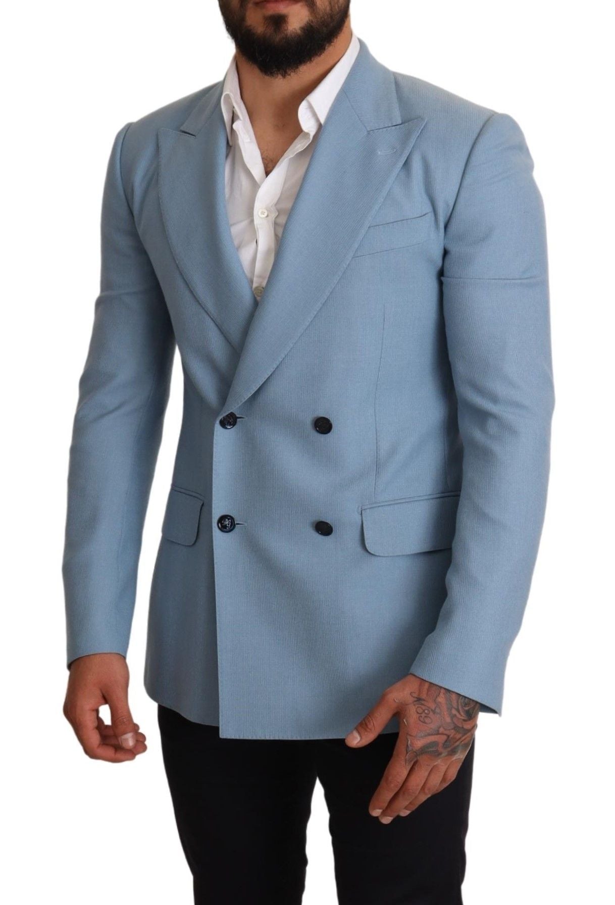 Expertly placed pockets add practicality to this stylish garment