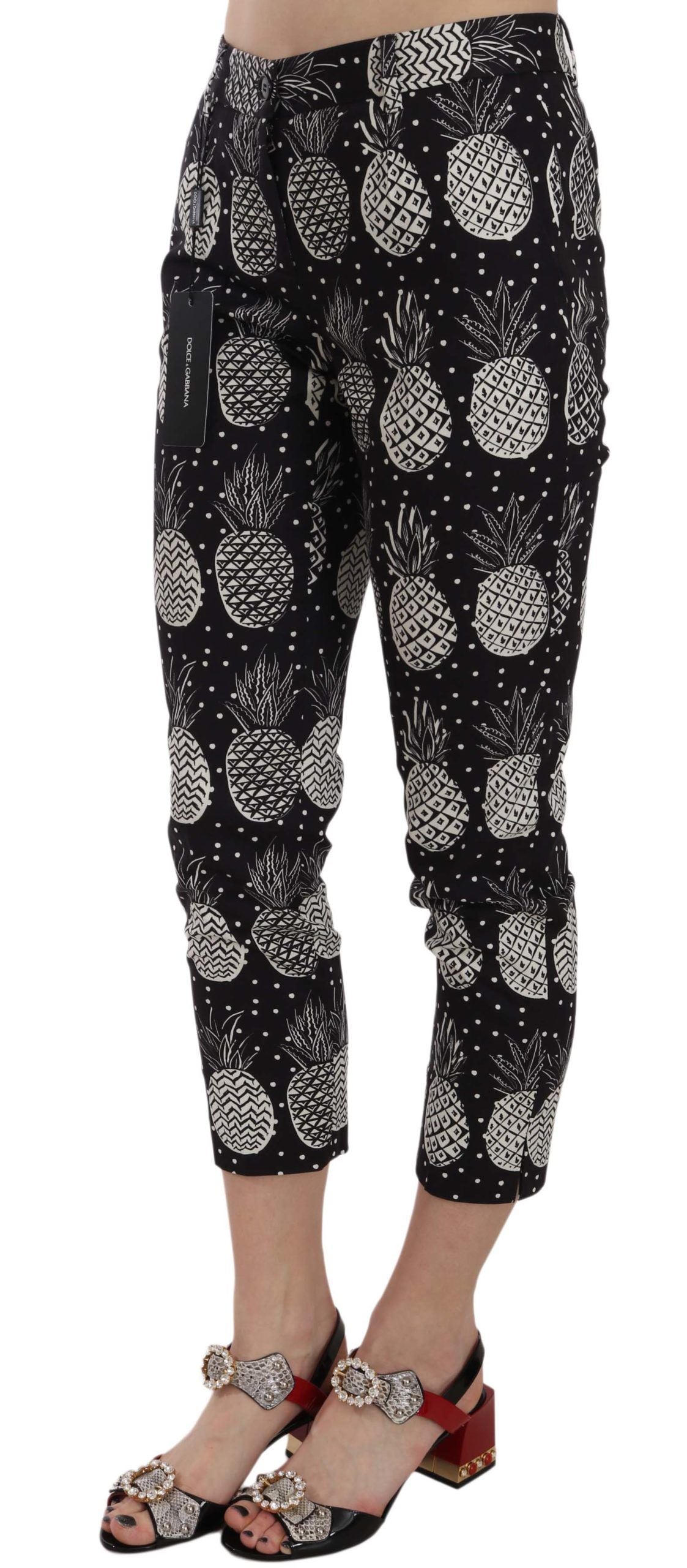 97% Cotton, 3% Elastane pants with logo details