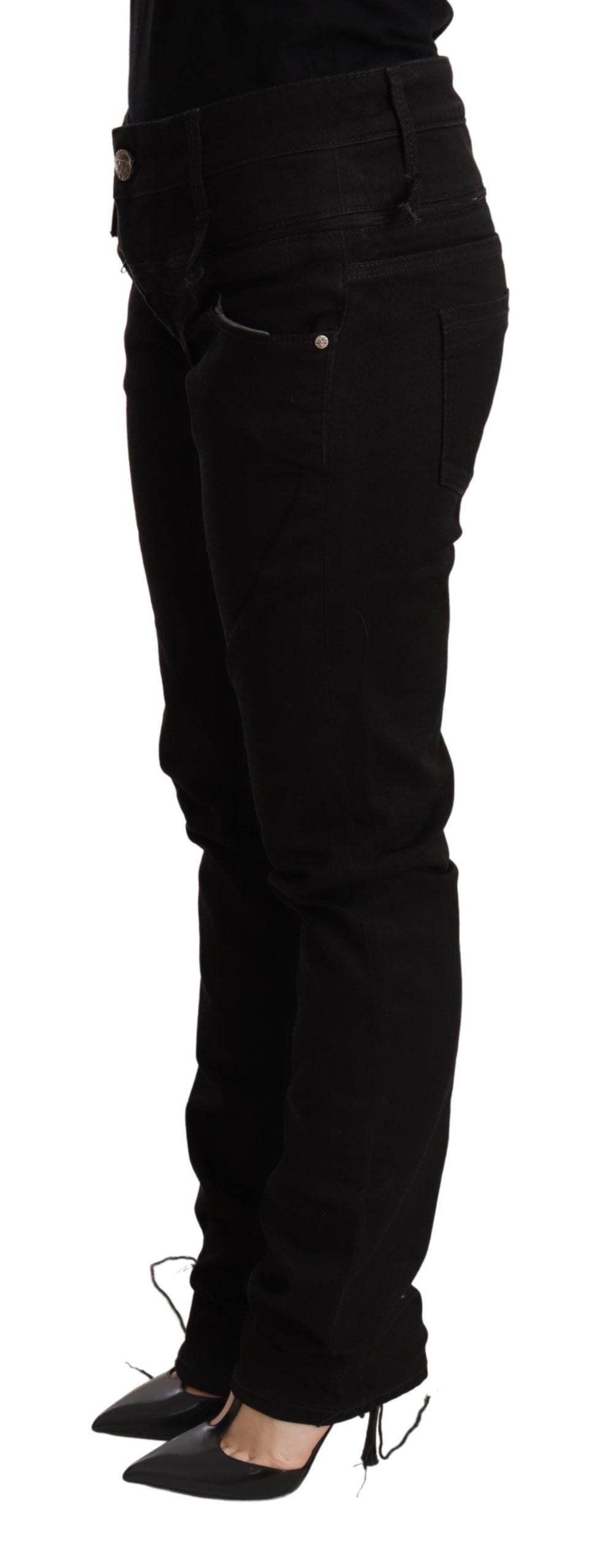 Flattering low waist cut with zipper and button closure for a perfect fit