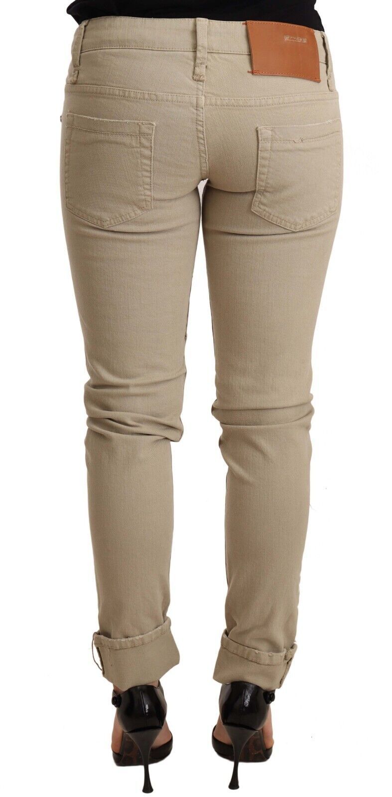 Immaculately designed with folded hem, showcasing the understated Acht logo