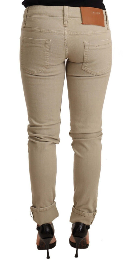 Immaculately designed with folded hem, showcasing the understated Acht logo