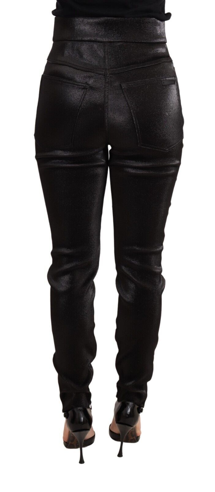 High quality cropped pants with zipper and button closure