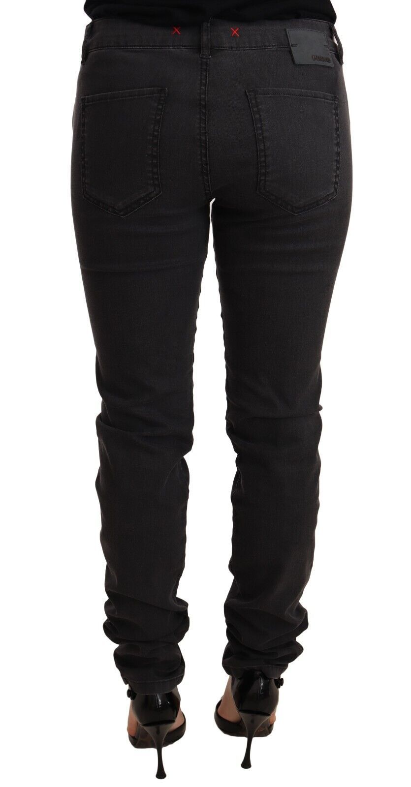 Classic 5-pocket construction with logo details