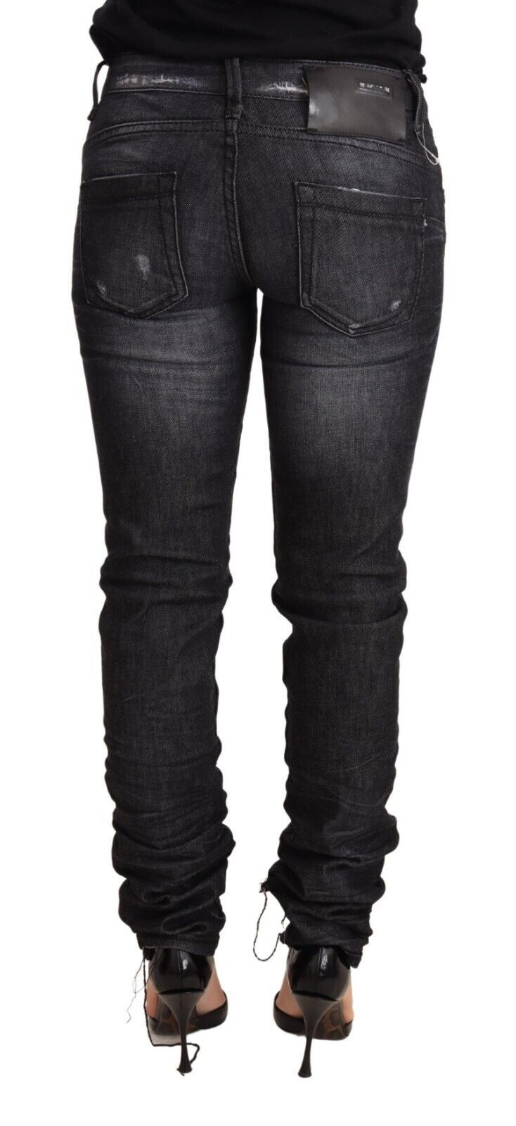 Chic and slim-fitting black denim jeans from Acht, tailored to accentuate your silhouette