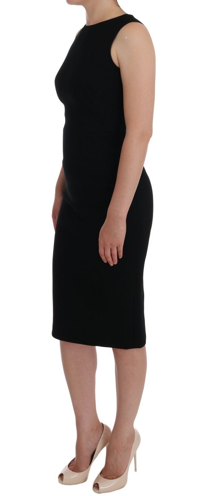 Luxurious sleeveless sheath dress with sparkling crystal-embellished brooch