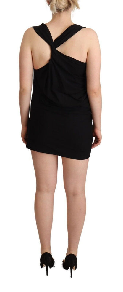 Luxurious and form-fitting elegance in a timeless black hue