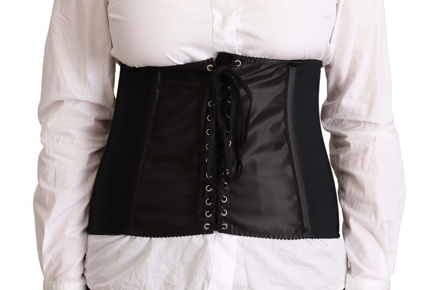 Elegant and iconic piece designed to define and accentuate the waistline