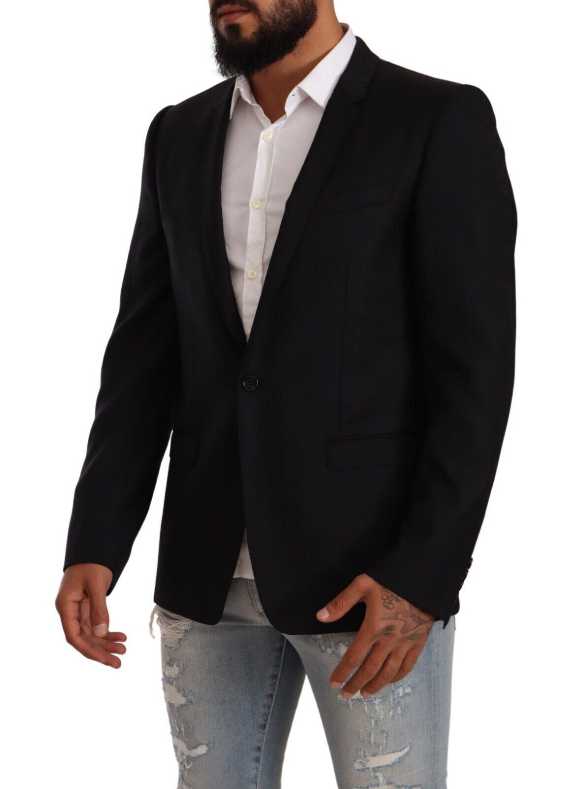  Impeccably tailored slim-fitting blazer with one-button closure 