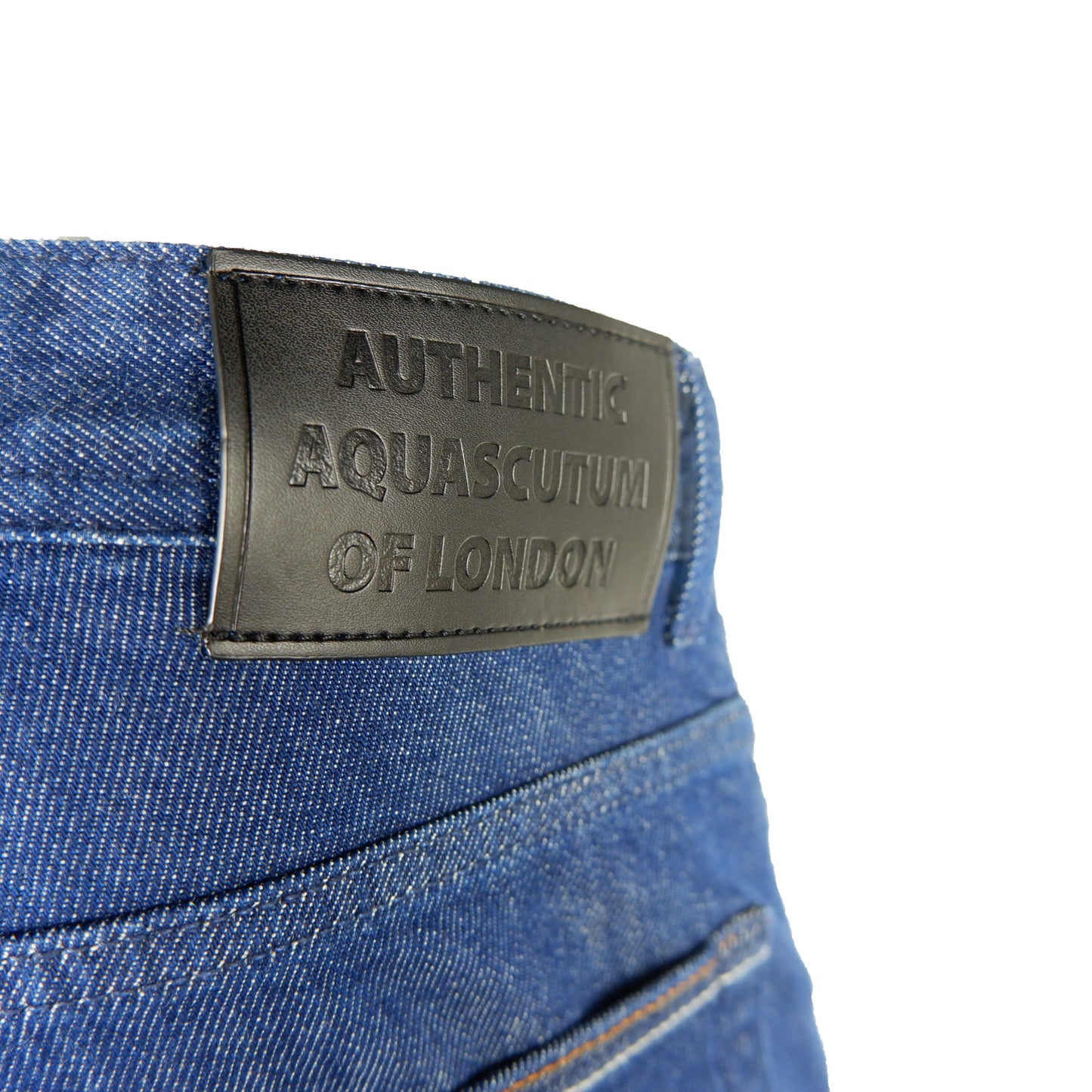 Tailored men's jeans in 100% cotton with front button closure