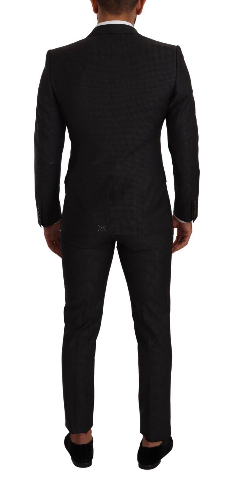 Sophisticated suit with notch lapel, chest pocket, and side flap pockets