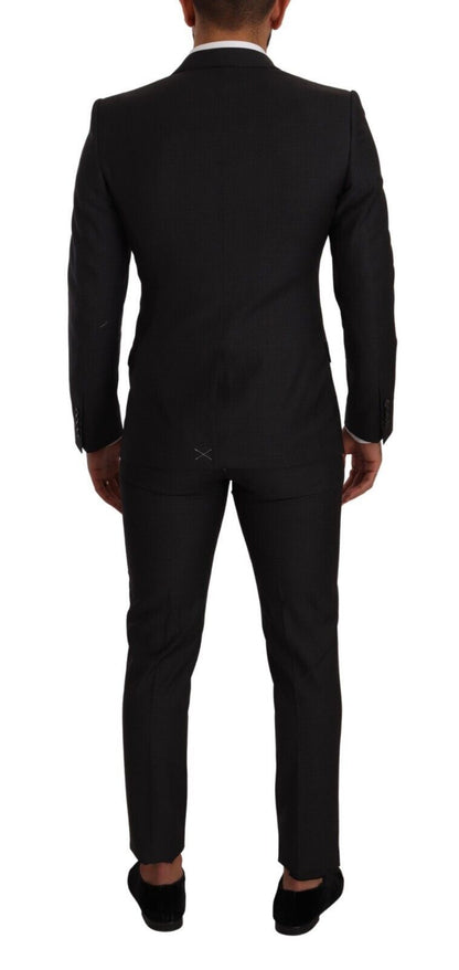 Sophisticated suit with notch lapel, chest pocket, and side flap pockets