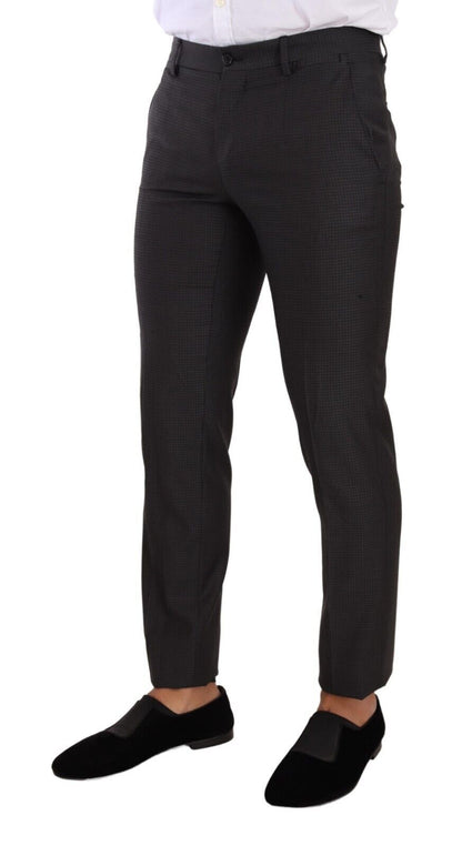 Timeless black suit with three internal pockets and logo details