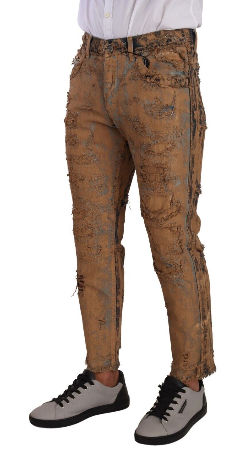 Classic trousers with seamless zipper and button closure, adorned with iconic logo details