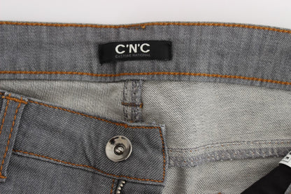  Sleek logo details for an added touch of luxury 
