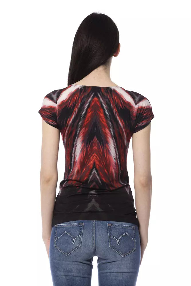 Short sleeves make it perfect for a chic look in warmer seasons