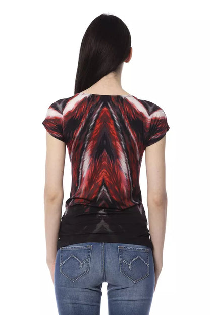 Short sleeves make it perfect for a chic look in warmer seasons