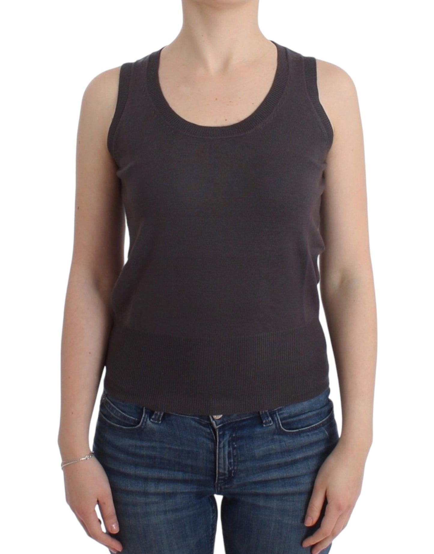 Sleeveless brown knit top crafted from 100% luxurious wool 