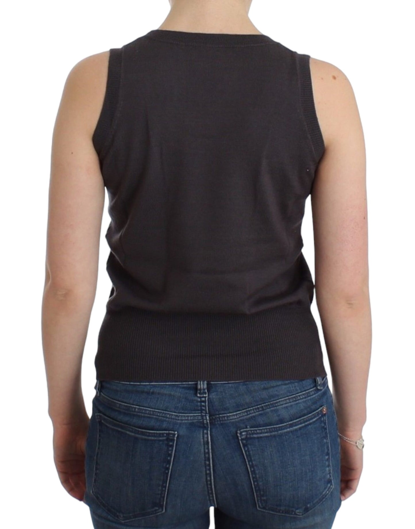  Versatile and sophisticated brown knit top with subtle logo embellishments 