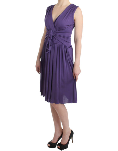 Flattering V-neckline straps and graceful ties around the waistline