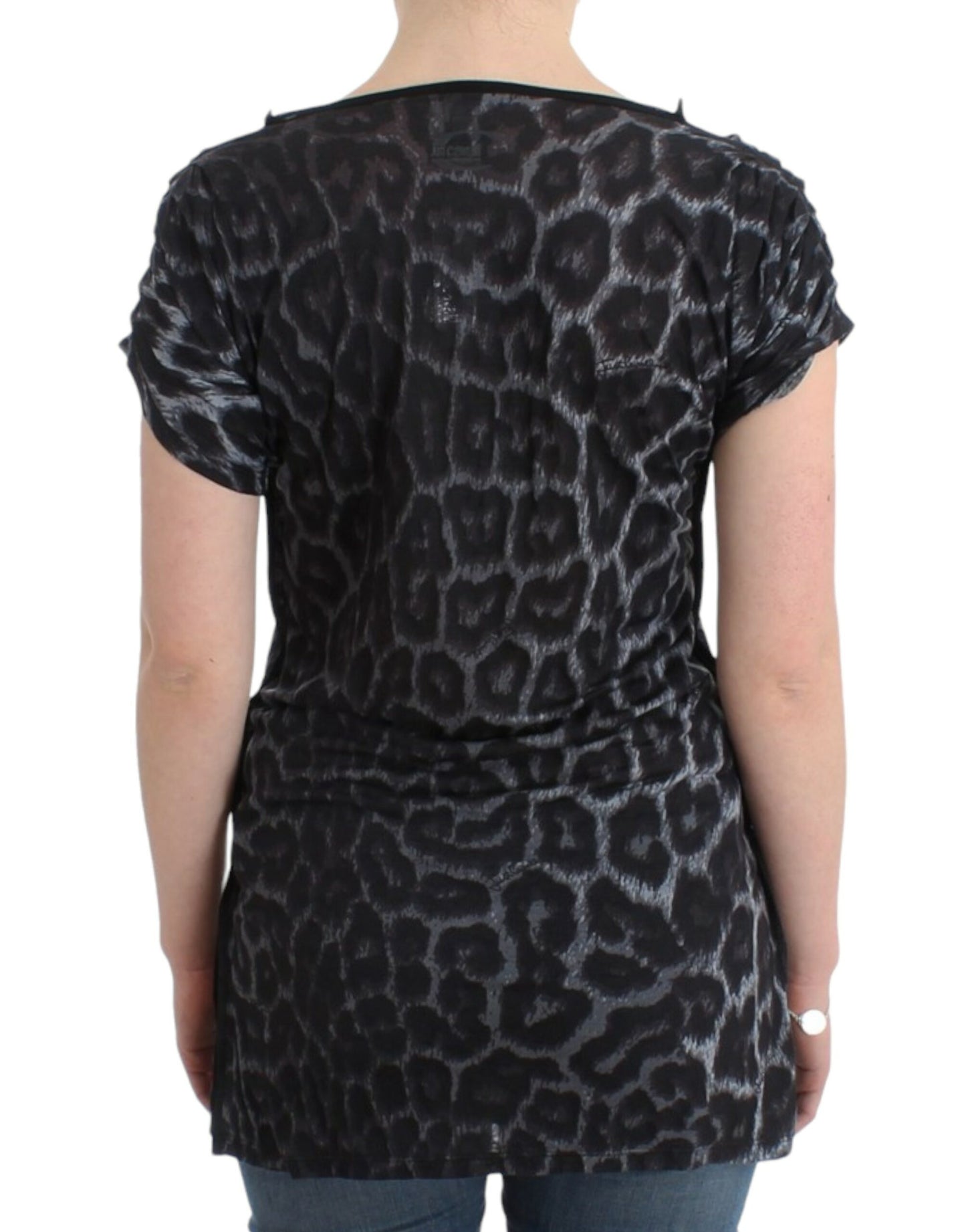 Flattering V-neck cut for a stunning silhouette