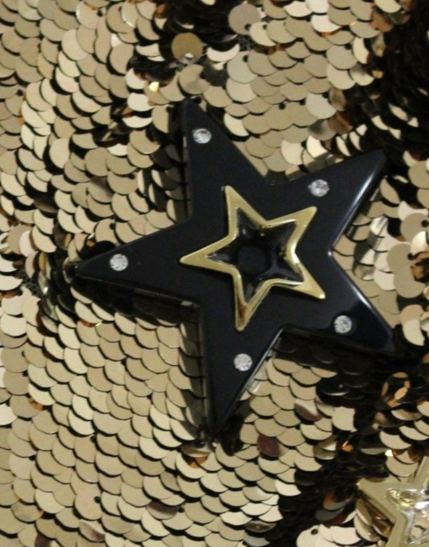 50% Polyester, 23% Resin, 18% Zama, 5% Crystal, 4% Crystal material