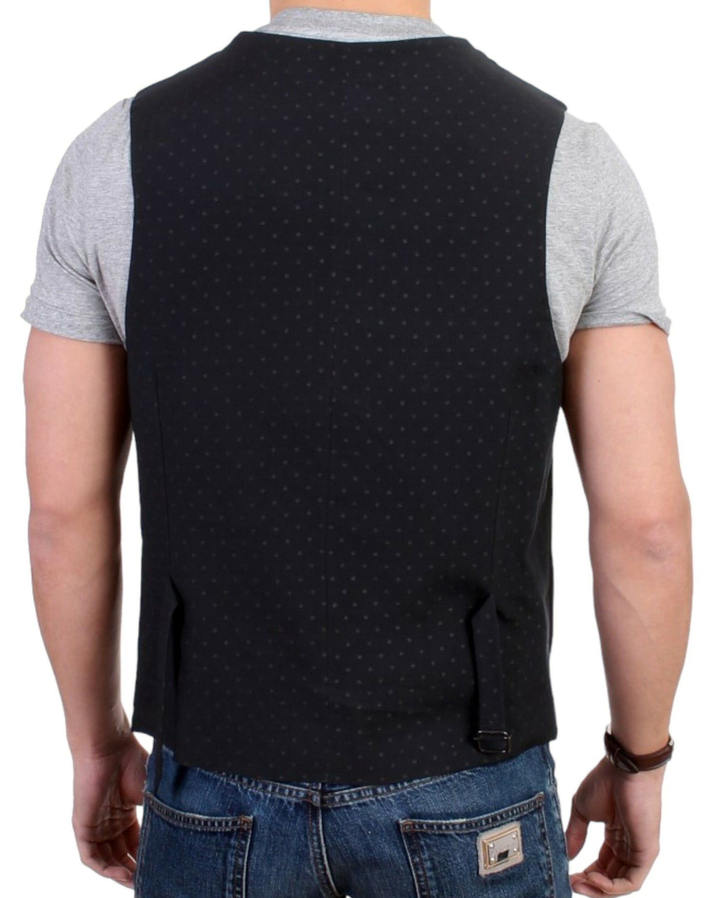 Sleek black color, premium blend of materials, comfort and durability