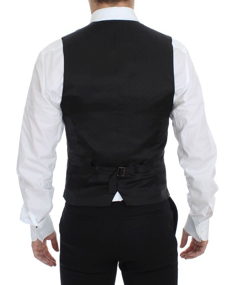 Classic single-breasted cut and adjustable back waist strap