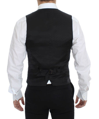 Classic single-breasted cut and adjustable back waist strap