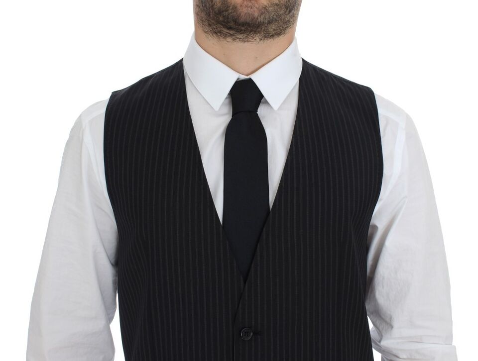  Single-breasted design with adjustable back waist strap 