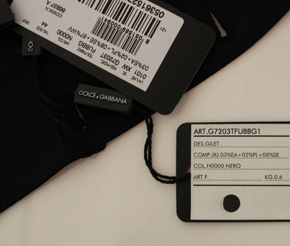  Distinguished logo details on the vest 