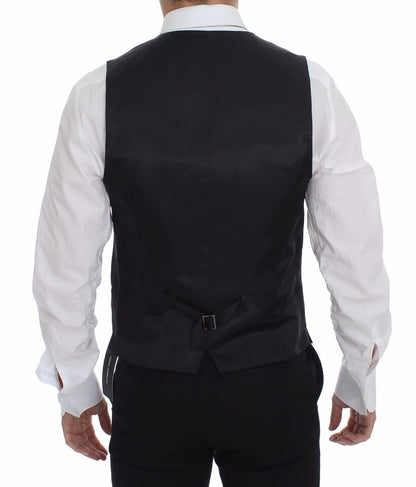 Two functional front pockets and finely detailed buttons